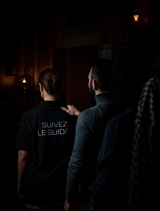 Un groupe d'Indiens fêtant un enterrement de vie de garçon au restaurant « Dans le Noir » ?