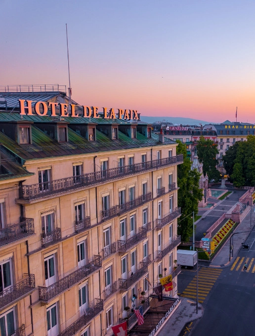 Façade de l'Hôtel de la Paix à Genève au coucher du soleil