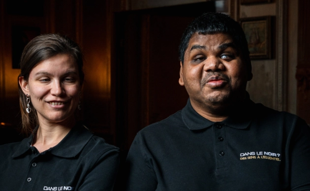 Deux guides-serveurs accompagnant les convives lors d’une expérience sensorielle au restaurant Dans le Noir ? Genève