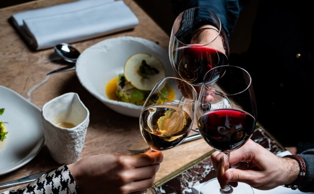 Convives profitant d’un dîner à table dans l’obscurité totale au restaurant sensoriel Dans le Noir ? Genève, partage et découvertes gustatives.