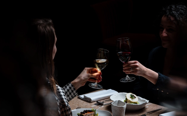Deux femmes trinquent lors d’un dîner pour la fête des mères à Genève.