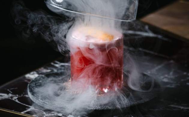 Dans le Noir ? Genève, une expérience sensorielle à offrir, cocktail fumant à savourer avant un dîner dans le noir – une idée cadeau de Noël originale et gourmande.
