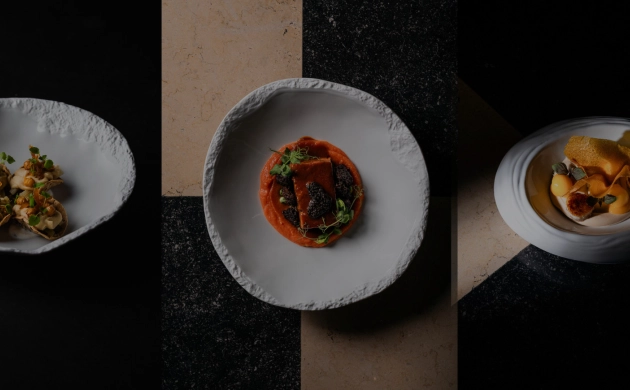 Plats du menu de printemps de Dans le Noir ? Genève : entrée végétarienne, plat principal à l’agneau et dessert tropical, élégamment présentés