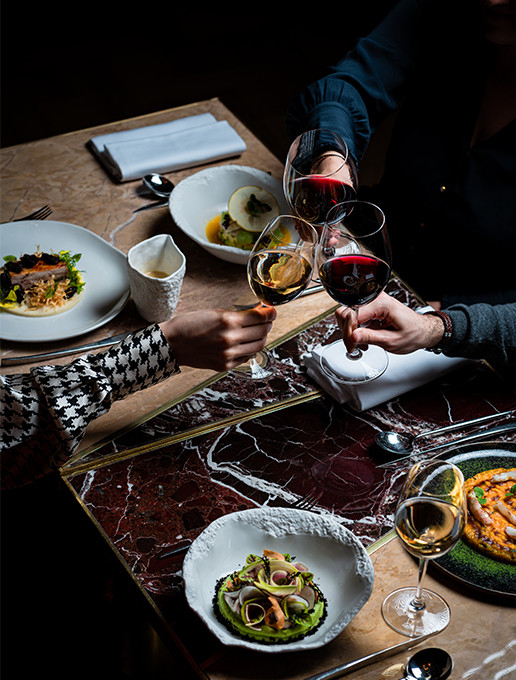 n groupe de convives célébrant un départ autour d'un dîner gastronomique au restaurant Dans le Noir ?