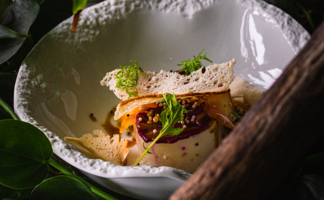 Plat gastronomique servi dans le noir à Dans le Noir ? Genève – expérience sensorielle unique et dîner insolite.