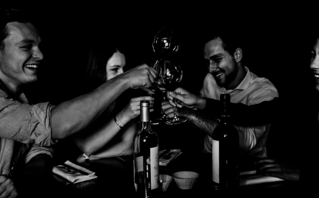 Des convives qui trinquent dans l'obscurité totale lors d'une expérience sensorielle au restaurant Dans le Noir ? Genève