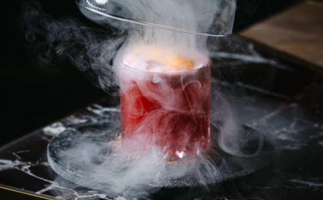 Dans le Noir ? Genève, une expérience sensorielle à offrir, cocktail fumant à savourer avant un dîner dans le noir – une idée cadeau de Noël originale et gourmande.